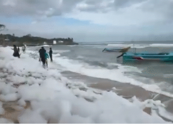 வெள்ளை நுரையால் மக்களிடையே பரபரப்பு!