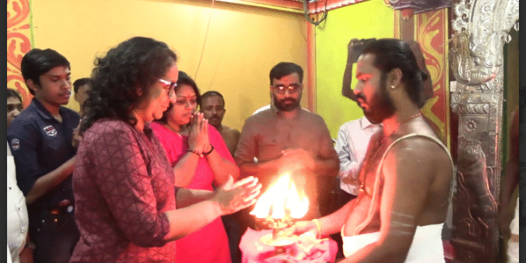 புளியம்பொக்கணை நாகதம்பிரான் ஆலயத்தில் வழிபட்டார் பிரதமர்