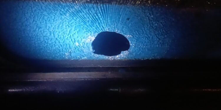 தனியார் பேருந்து மீது சுண்டிக்குளத்தில் கல்வீச்சு!