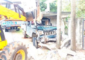 கப்ரக வாகனம் மோதியதில் – பஸ்தரிப்பு நிலையம் சேதம்!