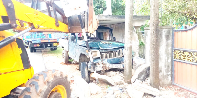 கப்ரக வாகனம் மோதியதில் – பஸ்தரிப்பு நிலையம் சேதம்!