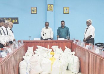 கறுப்புப் பட்டி அணிந்து சபை அமர்வில் கலந்துகொண்ட உறுப்பினர்கள்!