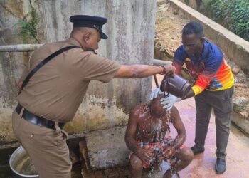 ஹட்டன் நகரில் யாசகம் செய்வோரை சுத்தப்படுத்திய காவல்த்துறையினர்!