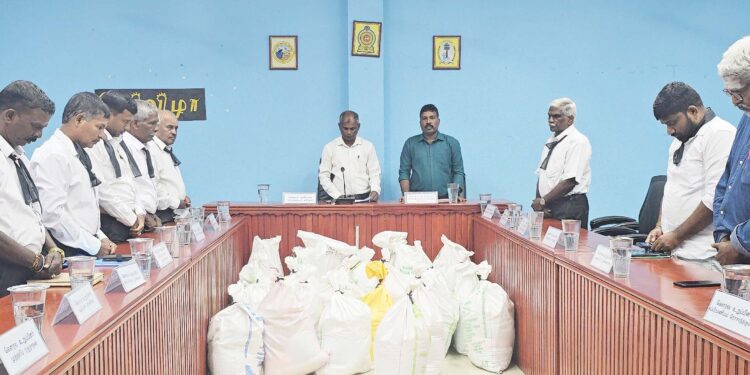 கறுப்புப் பட்டி அணிந்து சபை அமர்வில் கலந்துகொண்ட உறுப்பினர்கள்!