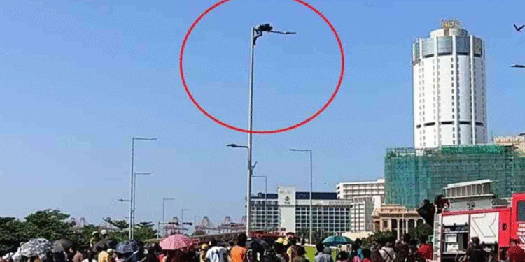 காலி முகத்திடலில் – மின்கம்பத்தில் ஏறி ஒருவர் போராட்டம்