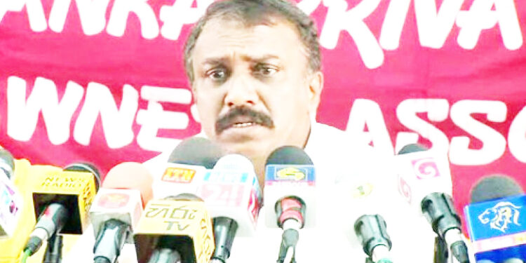 பயணிகள் போக்குவரத்து அதிகாரசபைக்கு எதிராக பணிப் பகிஷ்கரிப்பை நடத்தவுள்ள – தனியார் பஸ் உரிமையாளர்கள்!