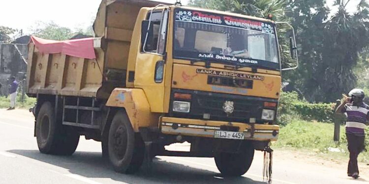 பளை நகரில் கோர விபத்து : பெண் பலி – டிப்பர் சாரதி கைது!