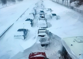 முழு அமெரிக்காவையும் அச்சுறுத்தும் பனிப்புயல்!