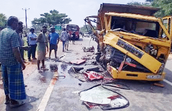 டிப்பர் சாரதியின் தூக்கம் – கிளிநொச்சியில் கோர விபத்து : சாரதிகள், பயணிகள் படுகாயம்!