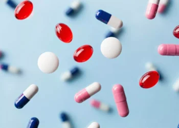 பெண்களுக்கு போதை மாத்திரைகளை கொடுத்து – நிர்வாணமாக காணொளி எடுத்த மருந்தக உரிமையாளர்!