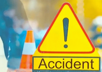 விபத்தில் தூக்கி வீசப்பட்ட பொலிஸார் : தப்பிச் சென்ற லொறி சாரதி!