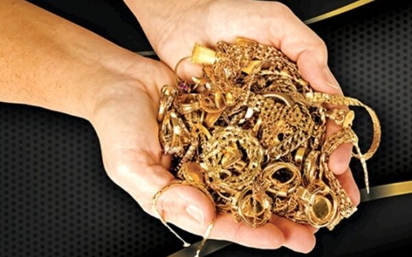 யாழ். பிரபல நகைக்கடையில் – 2 கிலோ தங்கம் திருடிய பெண் ஊழியர் கைது!