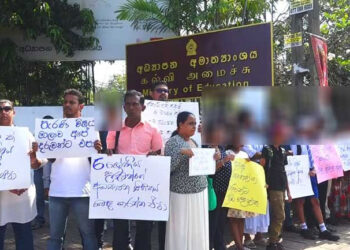 கல்வி அமைச்சுக்கு முன்பாக – போராட்டத்தில் குதித்த பெற்றோர்கள்!