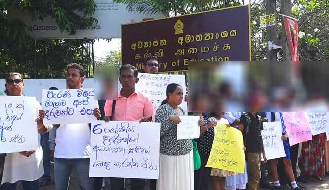 கல்வி அமைச்சுக்கு முன்பாக – போராட்டத்தில் குதித்த பெற்றோர்கள்!