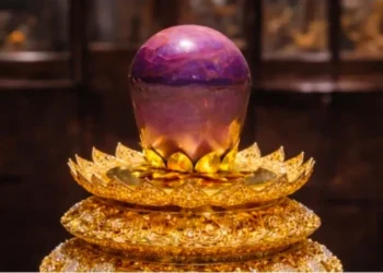 அதிக பெறுமதியுடைய அரியவகை ஊதாநிற நட்சத்திர மாணிக்கக்கல்!