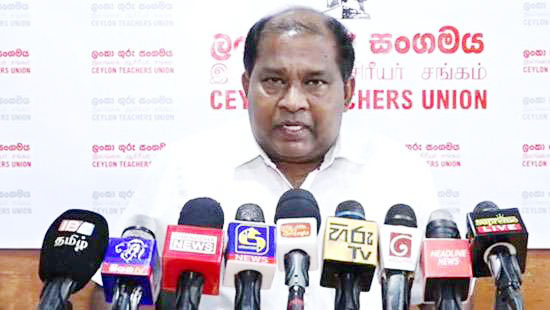 மாணவர்களிடம் பணம் வாங்கி மாணவர்களுக்கு பாராட்டு விழா – என்.பி.பி ஆட்சியிலும் அநியாயம் தொடர்கிறது!