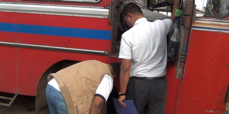 வாகனங்கள் திடீர் பரிசோதனை : இடைநிறுத்தப்பட்ட 12 வாகனங்கள்!