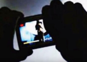 பணிப்பெண்ணை நண்பர்கள் முன்னிலையில் – நிர்வாணமாக்கி படம்பிடித்த பிரபல வர்த்தகர் கைது