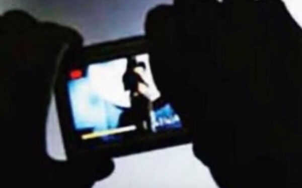 பணிப்பெண்ணை நண்பர்கள் முன்னிலையில் – நிர்வாணமாக்கி படம்பிடித்த பிரபல வர்த்தகர் கைது