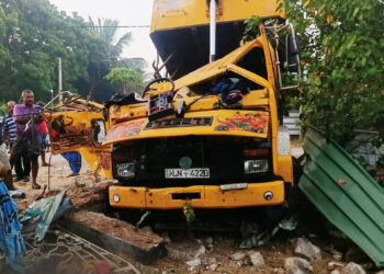 கட்டுப்பாட்டை இழந்த டிப்பர் – நாவற்குழியில் கோர விபத்து : இளைஞர்கள் இருவர் மரணம்!