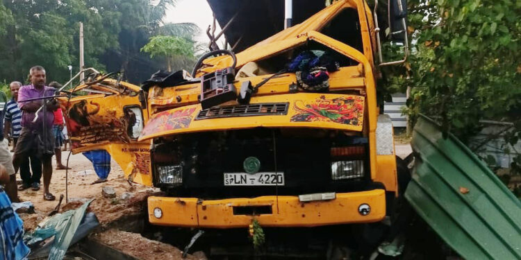 கட்டுப்பாட்டை இழந்த டிப்பர் – நாவற்குழியில் கோர விபத்து : இளைஞர்கள் இருவர் மரணம்!