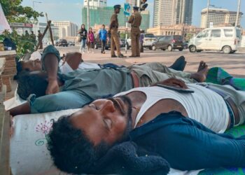 மூன்றாவது நாளாகத் தொடரும் உண்ணாவிரதப் போராட்டம் : மூவரின் நிலை கவலைக்கிடம் – ஒருவர் வைத்தியசாலைக்கு செல்ல மறுப்பு!