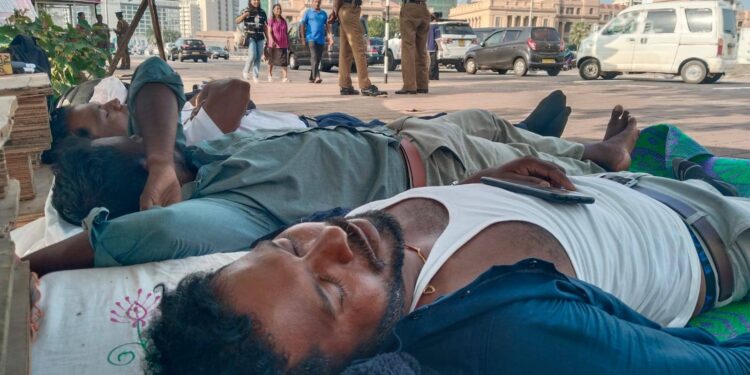 மூன்றாவது நாளாகத் தொடரும் உண்ணாவிரதப் போராட்டம் : மூவரின் நிலை கவலைக்கிடம் – ஒருவர் வைத்தியசாலைக்கு செல்ல மறுப்பு!