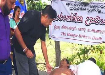 உண்ணாவிரதப் போராட்டத்தில் ஈடுபட்டுள்ளவர்களை சந்தித்த எதிர்க் கட்சித் தலைவர்!