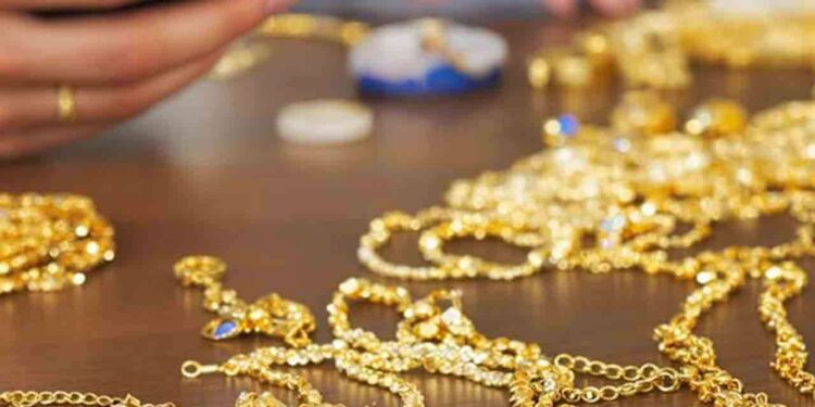 போலித் தங்க ஆபரணங்கள் விற்பனை : 4 பெண்கள் உட்பட ஐவர் கைது!