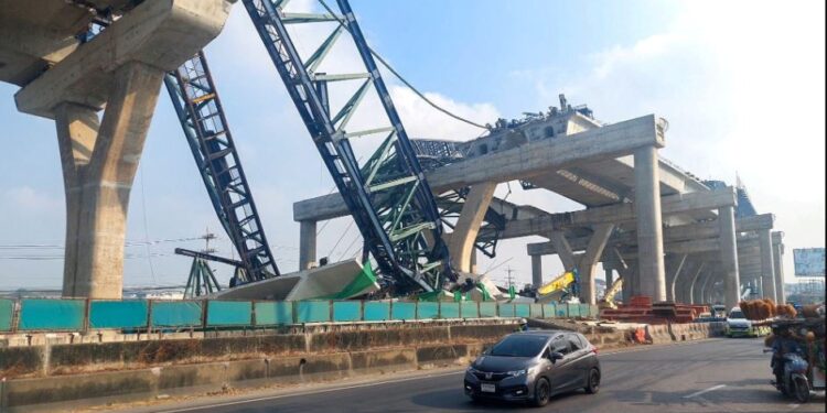 மீண்டுமொரு கிரேன் சரிந்து வீழ்ந்ததில் 2 பேர் பலி – தாய்லாந்து நெடுஞ்சாலை ‘மரண வீதியானது’