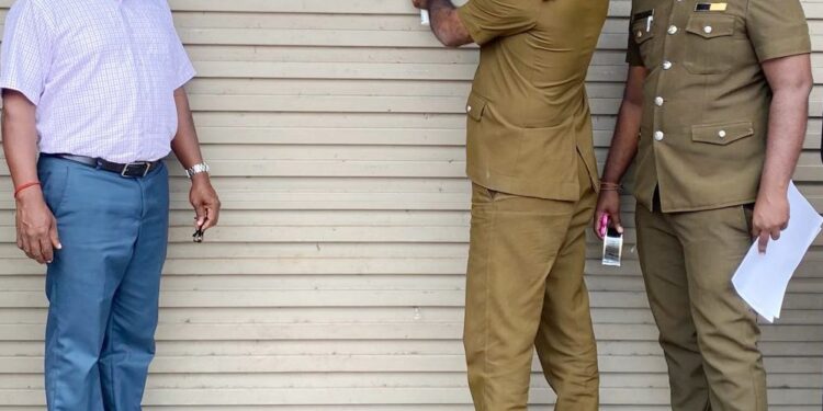 பாவனைக்கு உதவாத பொருட்கள் விற்பனை : ஊர்காவற்துறையில் கடைகளிற்கு சீல் வைப்பு!