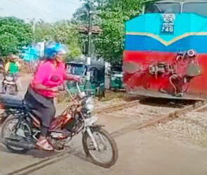 அவசரம் விபரீதமானது – ரயில் கடவையில் நொடிப் பொழுதில் தப்பிய பெண்!