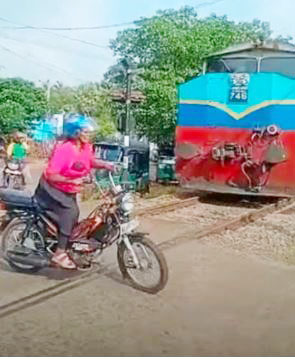 அவசரம் விபரீதமானது – ரயில் கடவையில் நொடிப் பொழுதில் தப்பிய பெண்!