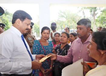 வீட்டுத்திட்ட மிகுதிக் கொடுப்பனவை வழங்கு – யாழில் ஆர்ப்பாட்டம்!