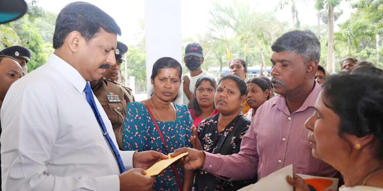 வீட்டுத்திட்ட மிகுதிக் கொடுப்பனவை வழங்கு – யாழில் ஆர்ப்பாட்டம்!