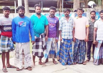 நெடுந்தீவில் கடலில் கைதான – தமிழக மீனவர்களுக்கு மறியல்