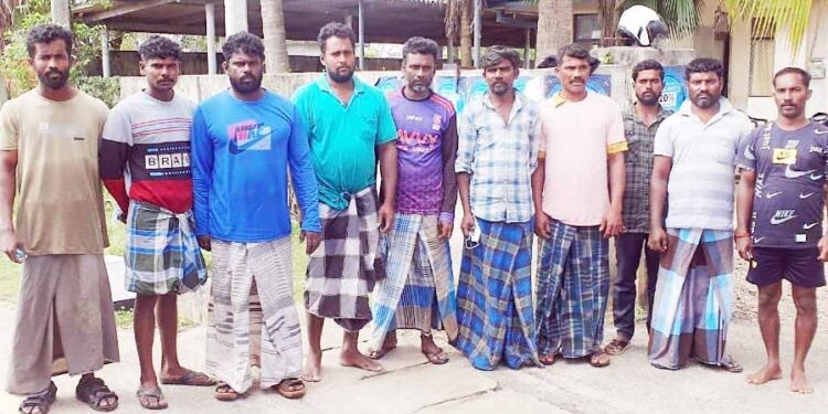 நெடுந்தீவில் கடலில் கைதான – தமிழக மீனவர்களுக்கு மறியல்