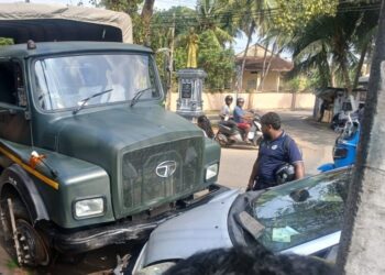 யாழில் இராணுவ வாகனத்துடன் மோதிய கார்!