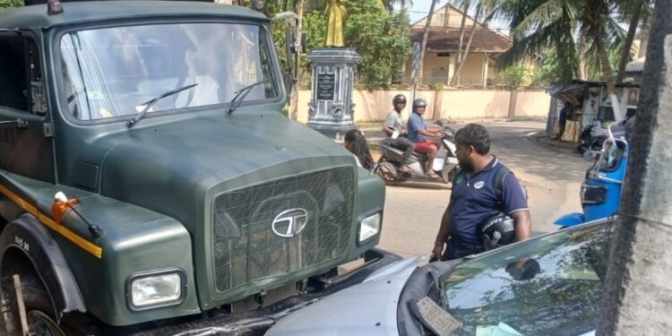 யாழில் இராணுவ வாகனத்துடன் மோதிய கார்!