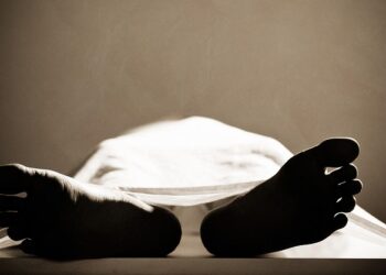 எரிந்த நிலையில் ஆசிரியரின் சடலம் மீட்பு!