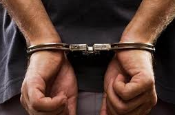 மின்கம்பத்தில் போதையினை மறைத்து விற்றவர் கைது