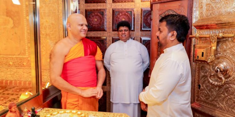 புத்தாண்டை முன்னிட்டு தலதா மாளிகையில் வழிபாட்டில் ஈடுபட்ட ஜனாதிபதி!