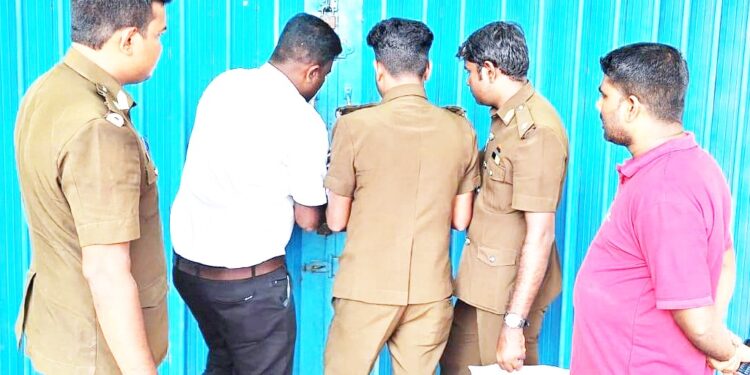 கிளிநொச்சி மாவட்டத்தில் – சுகாதார குறைபாடுகளுடன் இயங்கிய உணவகங்கள், வியாபார நிலையங்களுக்கு 4,30,000 ரூபா அபராதம்!