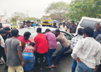 மாங்குளத்தில் 3 வாகனங்கள் ஒன்றுடன் ஒன்று மோதி விபத்து – மயிரிழையில் தப்பிய பயணிகள் : மூவர் படுகாயம்!