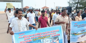 சட்டவிரோத மீன்பிடியை தடைசெய் : முல்லை. மீனவர்கள் போராட்டம்!