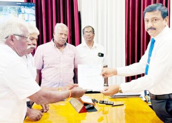 அரசாங்க அதிபரிடம் மகஜர் கையளிப்பு