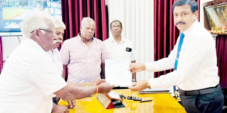 அரசாங்க அதிபரிடம் மகஜர் கையளிப்பு