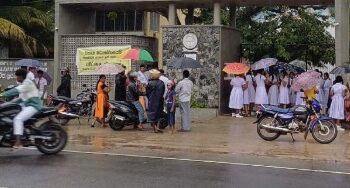 உரிய நேரத்திற்கு அனுமதிக்காததால் மழையில் காத்திருந்த மாணவர்கள்!