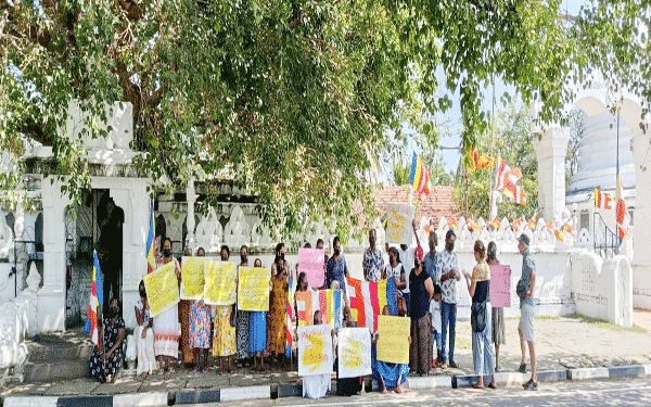 விளக்கமறியலில் வைக்கப்பட்டுள்ள பிக்குகளை விடுதலை செய்யுமாறு திருமலையில் ஆர்ப்பாட்டம்