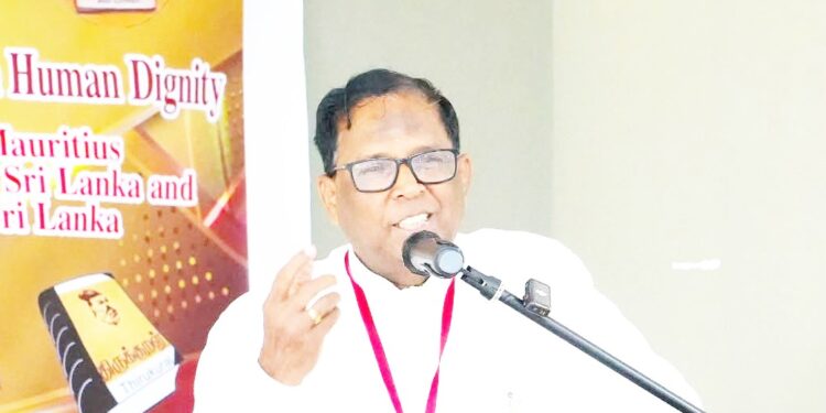 நியூட்டனின் மூன்றாம் விதியை பல நூற்றாண்டுக்கு முன்னரே திருக்குறளில் சொன்னவர் திருவள்ளுவர்!